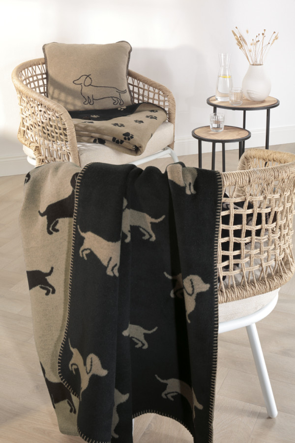 CUSHIONS & BLANKETS